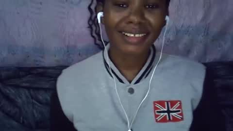 Snapshot of momsdoll chatting on February 25, 5:39 am momsdoll online show from February 25, 5:39 am