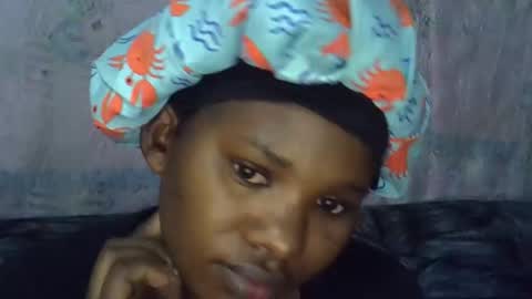 Snapshot of momsdoll chatting on April 1, 6:36 am momsdoll online show from April 1, 6:36 am