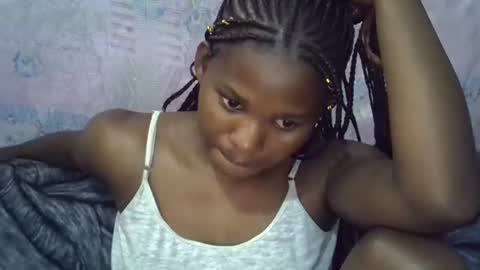 Snapshot of momsdoll chatting on April 3, 8:12 am momsdoll online show from April 3, 8:12 am