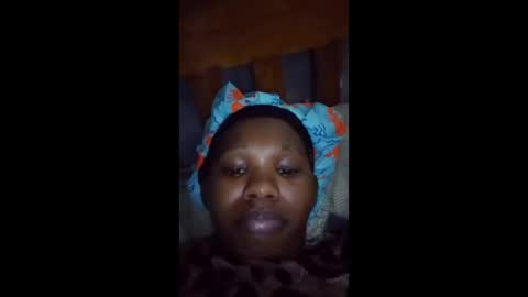 Snapshot of momsdoll chatting on April 3, 11:47 pm momsdoll online show from April 3, 11:47 pm