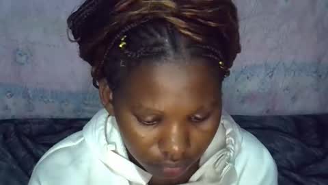 Snapshot of momsdoll chatting on April 5, 5:32 pm momsdoll online show from April 5, 5:32 pm