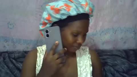 Snapshot of momsdoll chatting on April 6, 7:09 am momsdoll online show from April 6, 7:09 am