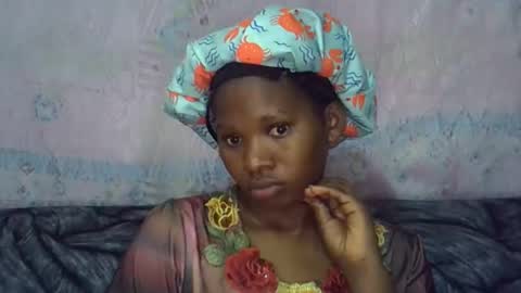 Snapshot of momsdoll chatting on April 7, 5:52 am momsdoll online show from April 7, 5:52 am