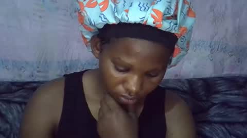 Snapshot of momsdoll chatting on April 8, 6:02 am momsdoll online show from April 8, 6:02 am