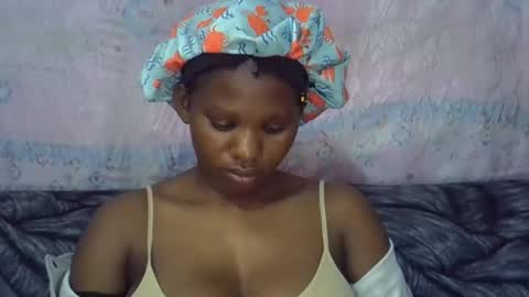 Snapshot of momsdoll chatting on April 9, 6:13 am momsdoll online show from April 9, 6:13 am