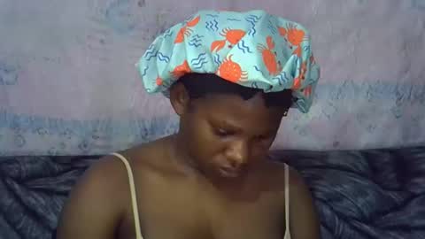 Snapshot of momsdoll chatting on April 9, 6:41 am momsdoll online show from April 9, 6:41 am