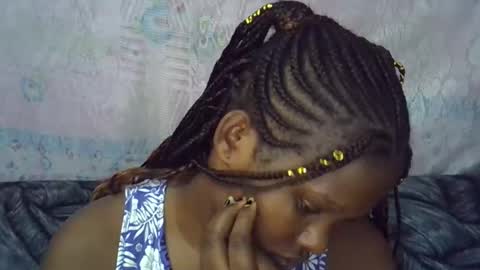 Snapshot of momsdoll chatting on April 10, 7:13 am momsdoll online show from April 10, 7:13 am