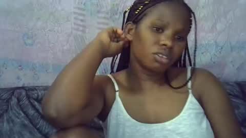 Snapshot of momsdoll chatting on April 11, 7:45 am momsdoll online show from April 11, 7:45 am