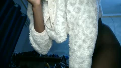 Snapshot of monah_ebony chatting on December 16, 4:06 am mona online show from December 16, 4:06 am