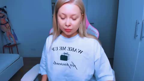 Snapshot of monalauu chatting on December 5, 9:50 am online show from December 5, 9:50 am