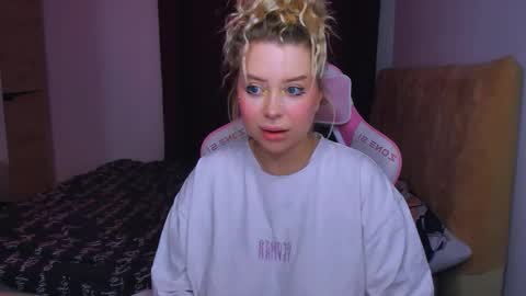 Snapshot of monalauu chatting on September 30, 12:59 am online show from September 30, 12:59 am