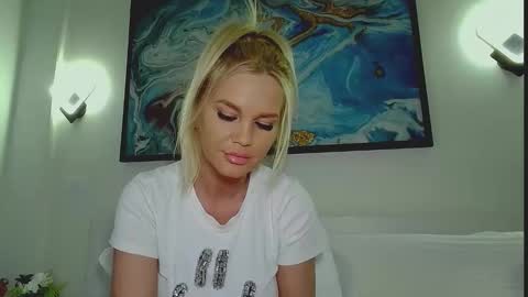 Snapshot of moni_ chatting on June 6, 3:33 am Monica online show from June 6, 3:33 am