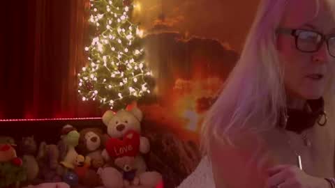 Snapshot of monicutex chatting on December 22, 6:28 am Monika    online show from December 22, 6:28 am