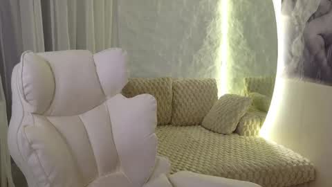 Snapshot of monique_a chatting on May 18, 5:46 am Ask me online show from May 18, 5:46 am