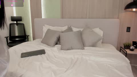 Monique  online show from November 4, 9:25 pm