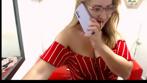 Snapshot of monserrat_diva chatting on May 16, 1:02 am monserrat_diva online show from May 16, 1:02 am