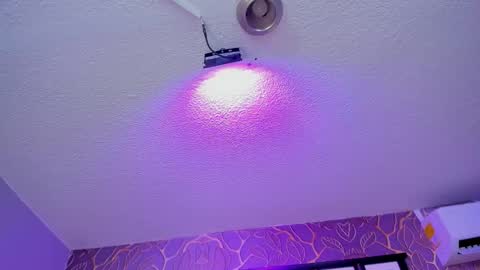 Snapshot of monserrat_girl chatting on December 16, 4:06 am online show from December 16, 4:06 am