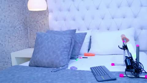 Snapshot of monserratpeter chatting on December 3, 10:19 pm MonserratPeter online show from December 3, 10:19 pm