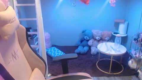 Snapshot of monstercockselfsuck chatting on November 19, 1:49 am ELYSE A SIMPLE GIRL online show from November 19, 1:49 am