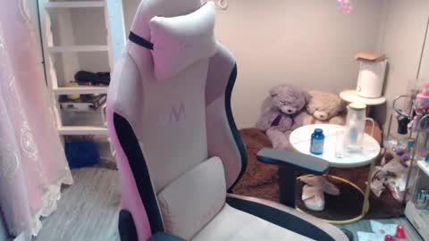 Snapshot of monstercockselfsuck chatting on November 25, 10:37 am ELYSE A SIMPLE GIRL online show from November 25, 10:37 am