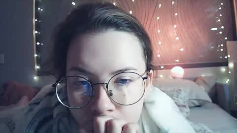 moodiemira online show from November 22, 1:04 am