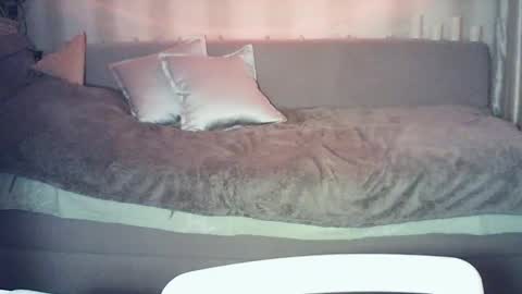 moodiemira online show from March 6, 4:36 pm