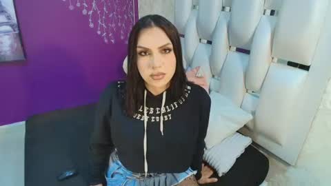 Snapshot of moom_ivy_ chatting on June 14, 12:18 pm online show from June 14, 12:18 pm