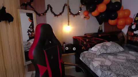 moon_and_fire_ online show from October 28, 5:11 am