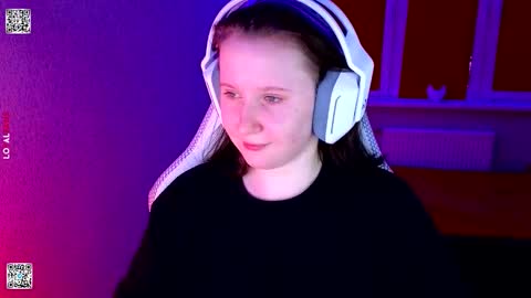 Snapshot of moon_avengers chatting on February 9, 3:49 pm Lola online show from February 9, 3:49 pm