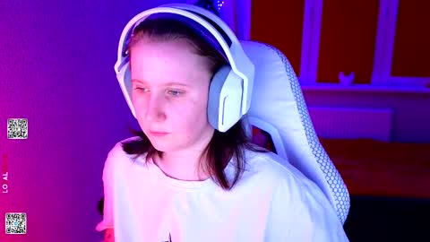 Snapshot of moon_avengers chatting on March 6, 6:48 pm Lola online show from March 6, 6:48 pm