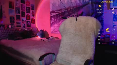 Snapshot of moon_sugar_ chatting on December 16, 7:43 pm Keira online show from December 16, 7:43 pm