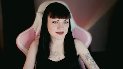 Snapshot of moon_velvet chatting on June 8, 8:31 pm sophie online show from June 8, 8:31 pm