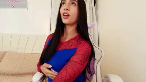 Snapshot of moonbrunettee chatting on October 17, 9:17 pm moonbrunettee online show from October 17, 9:17 pm