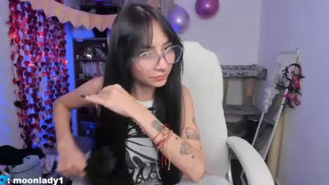 Snapshot of moonlady_ chatting on June 19, 3:44 am MOON online show from June 19, 3:44 am