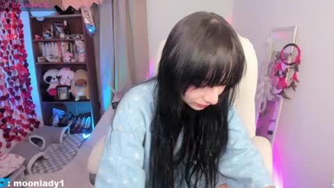 Snapshot of moonlady_ chatting on July 27, 1:23 am MOON online show from July 27, 1:23 am