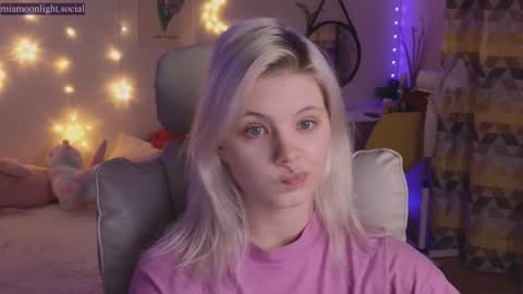 Snapshot of moonlight_mia chatting on December 24, 5:02 pm Mia online show from December 24, 5:02 pm