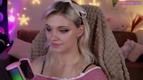 Snapshot of moonlight_mia chatting on January 15, 7:01 pm Mia online show from January 15, 7:01 pm