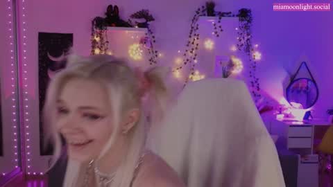 Snapshot of moonlight_mia chatting on January 24, 5:00 pm Mia online show from January 24, 5:00 pm