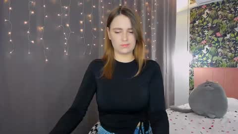 Snapshot of moonshineee_ chatting on December 10, 6:06 pm Monica online show from December 10, 6:06 pm