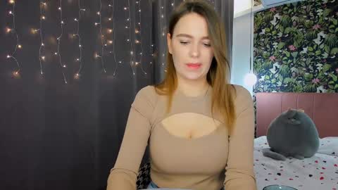 Snapshot of moonshineee_ chatting on December 11, 5:48 pm Monica online show from December 11, 5:48 pm