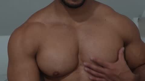 Snapshot of moreno1muscular chatting on November 17, 10:59 pm moreno1muscular online show from November 17, 10:59 pm