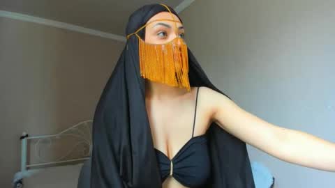 Snapshot of moroccan_diamond_ chatting on May 4, 8:32 am Medina online show from May 4, 8:32 am