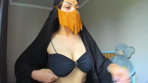 Snapshot of moroccan_diamond_ chatting on May 10, 7:13 am Medina online show from May 10, 7:13 am