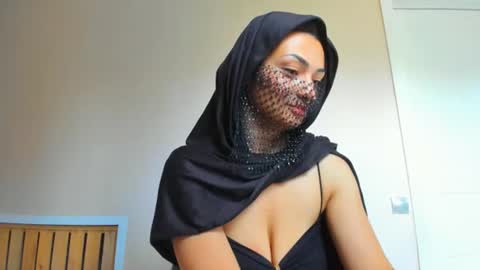 Snapshot of moroccan_diamond_ chatting on June 20, 7:22 am Medina online show from June 20, 7:22 am