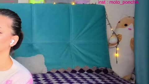 Snapshot of moto_ponchik chatting on May 5, 5:48 am Kris online show from May 5, 5:48 am