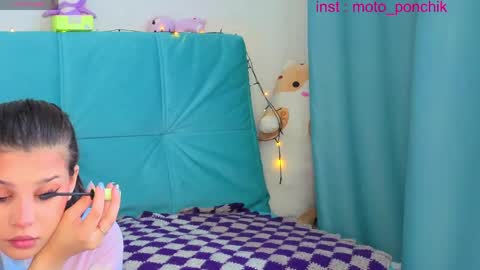Snapshot of moto_ponchik chatting on May 9, 6:07 am Kris online show from May 9, 6:07 am