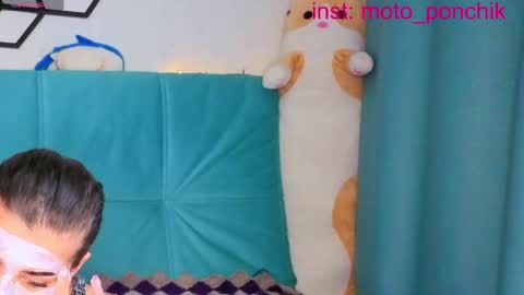 Snapshot of moto_ponchik chatting on June 1, 5:53 am Kris online show from June 1, 5:53 am