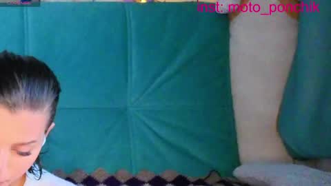 Snapshot of moto_ponchik chatting on June 3, 2:36 am Kris online show from June 3, 2:36 am