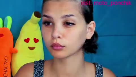 Snapshot of moto_ponchik chatting on June 19, 7:01 am Kris online show from June 19, 7:01 am