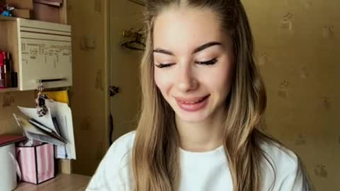 Snapshot of mozellecorado chatting on April 15, 5:25 am Stella online show from April 15, 5:25 am